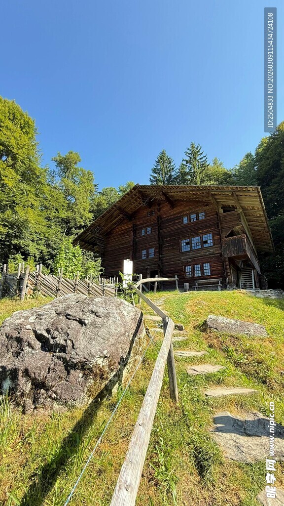 山间木屋旁的清幽小径