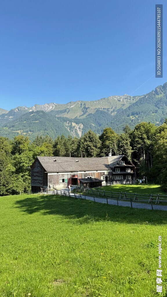 山间草地旁的静谧小屋