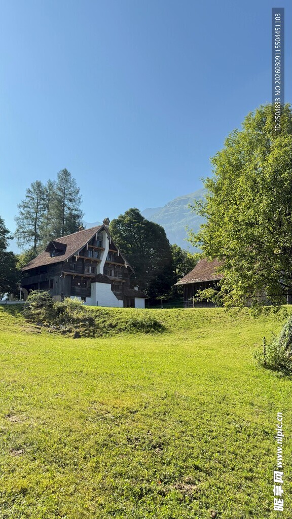 乡村绿野中的古朴农舍