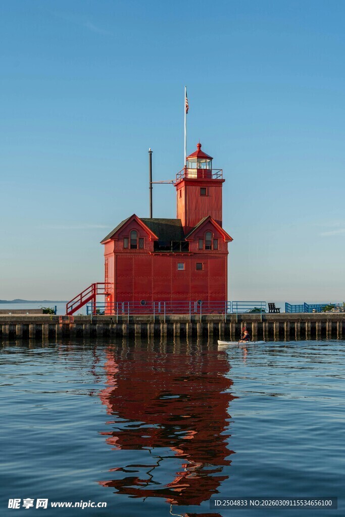 红色灯塔立于宁静水面