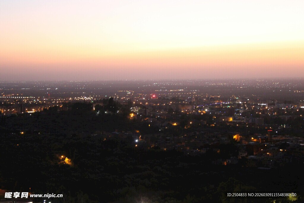 黄昏下的城市璀璨夜景