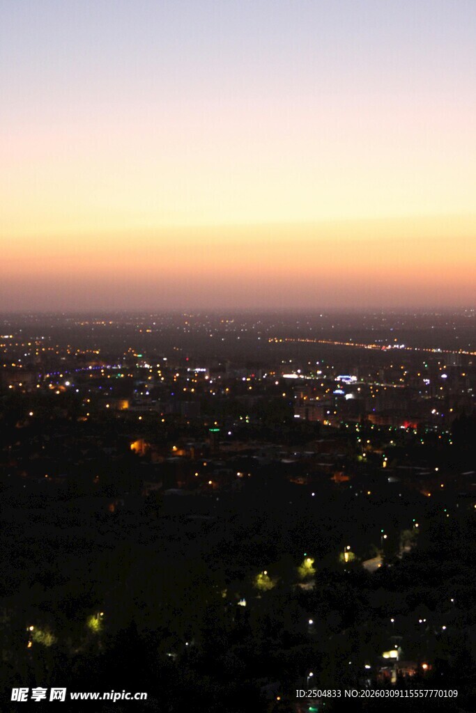 黄昏下的城市景观