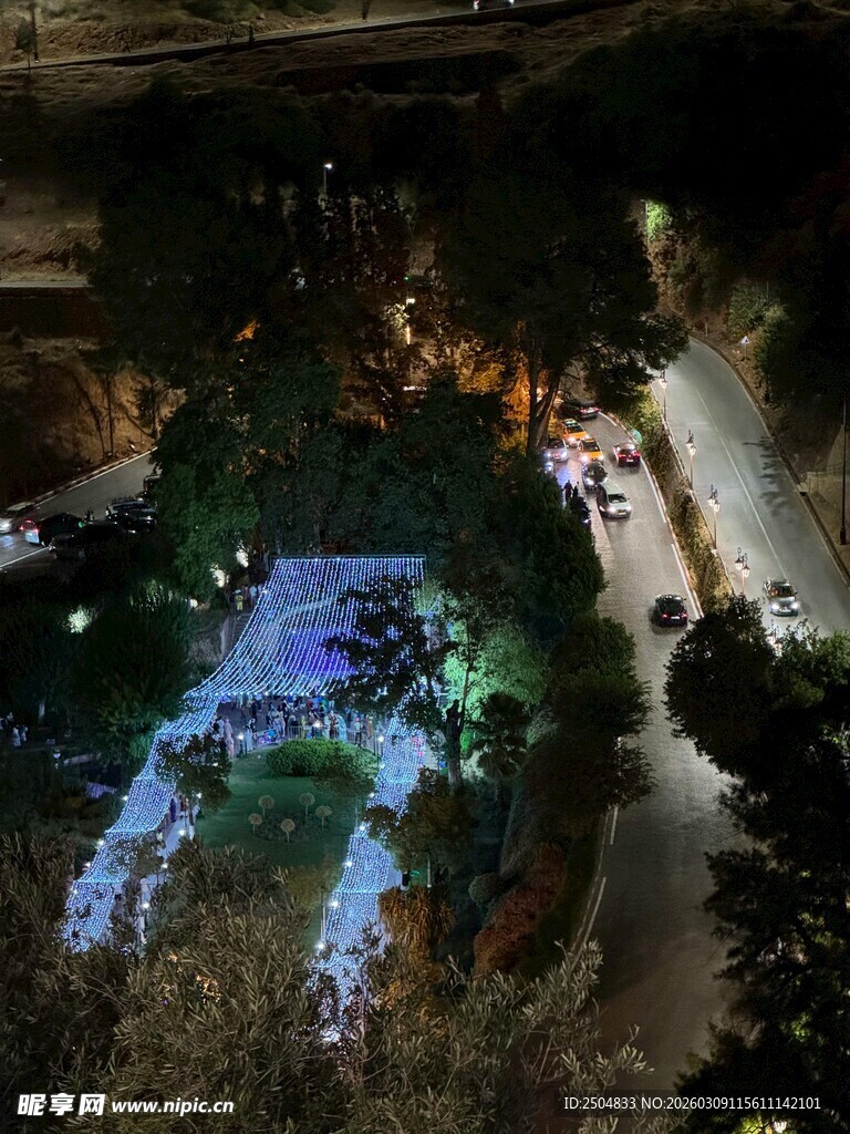 夜晚灯光装饰的户外景观