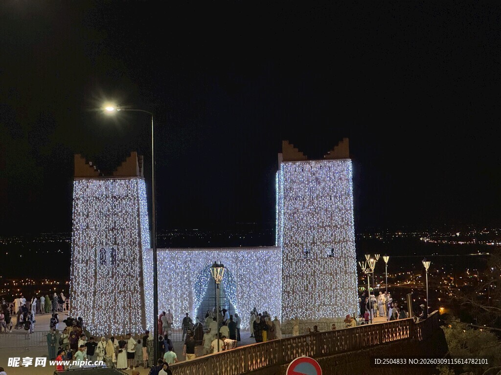 古城墙夜景下的热闹场景