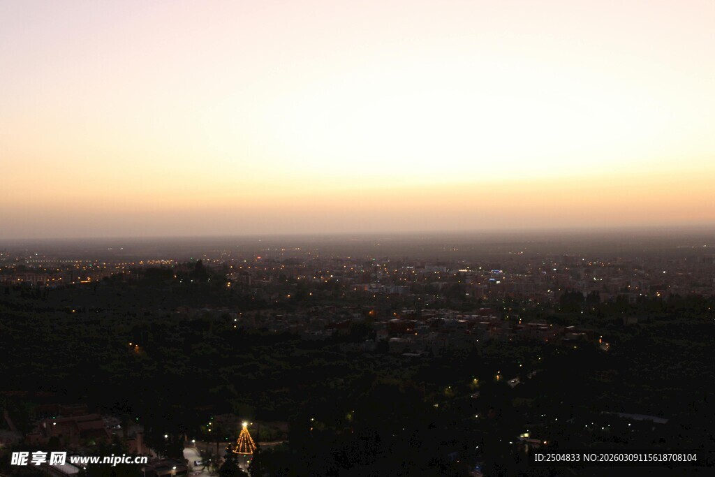 黄昏下的城市天际线