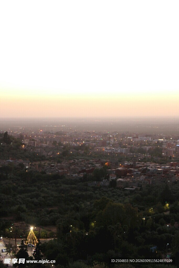 黄昏下的城市远景