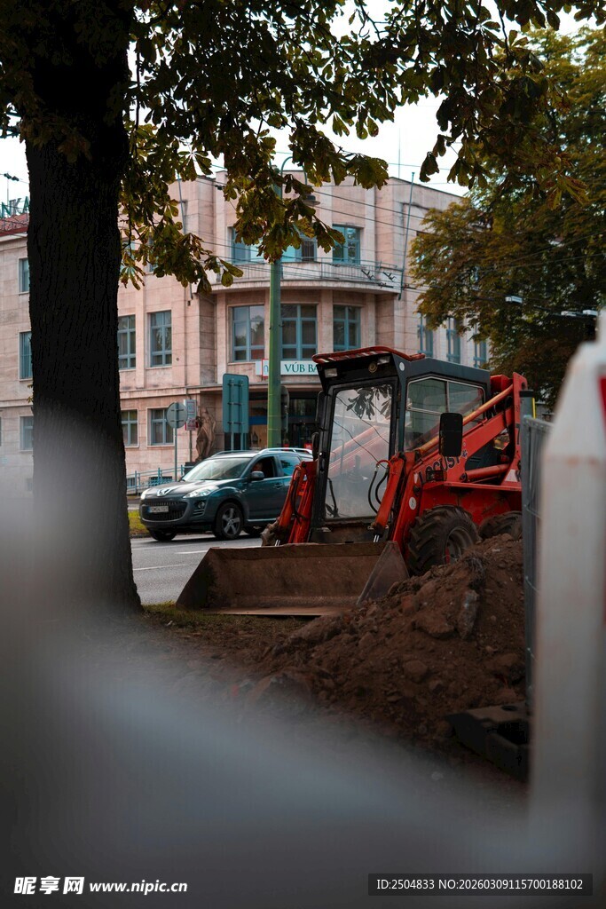 城市街边施工场景