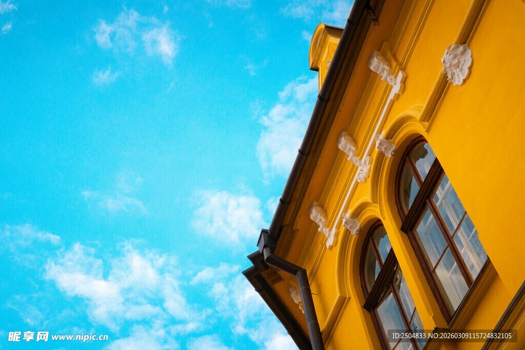 黄色建筑与蓝天美景