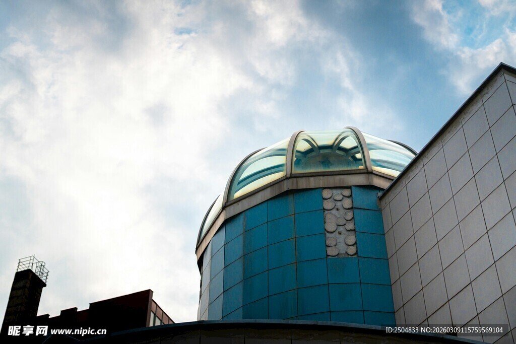 蓝色圆顶建筑外观