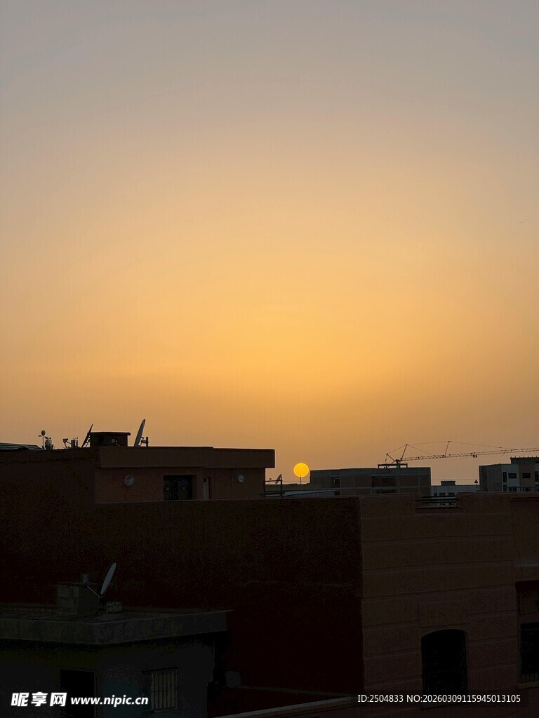 黄昏下的城市建筑轮廓