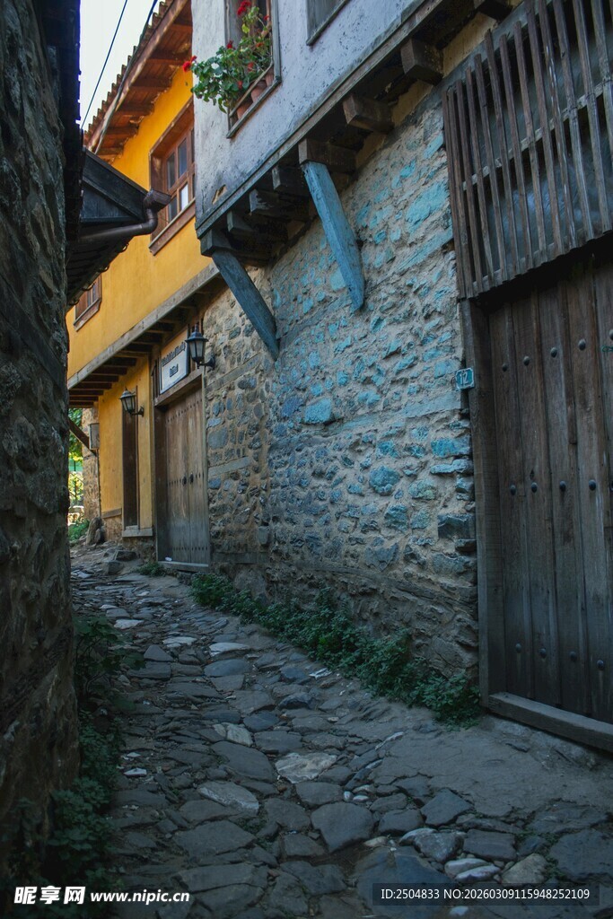 古朴小巷中的石屋景致