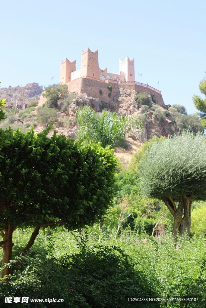 山丘上的古老城堡景观