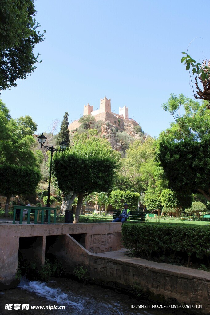 城堡旁的绿意花园景观