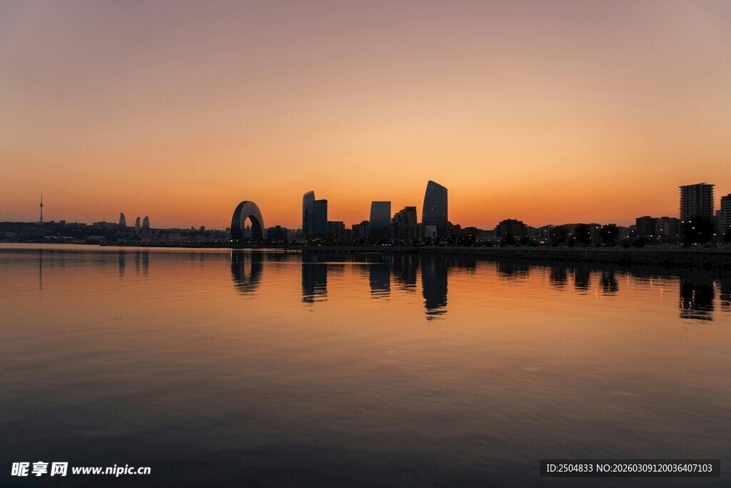 湖畔城市日落美景