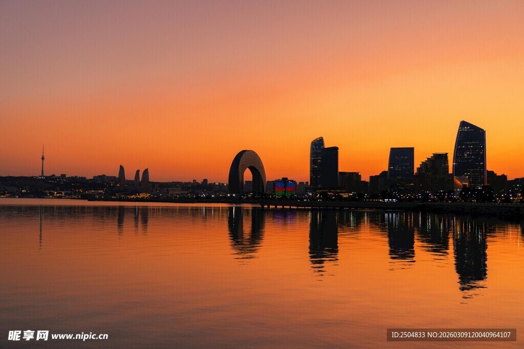 夕阳下的城市滨水风光