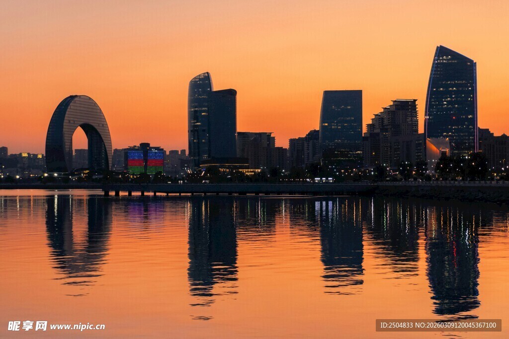 夕阳下的城市湖景倒影