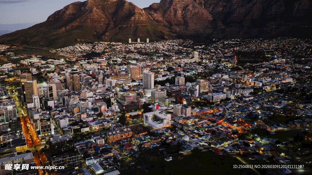 城市与山景的壮丽俯瞰