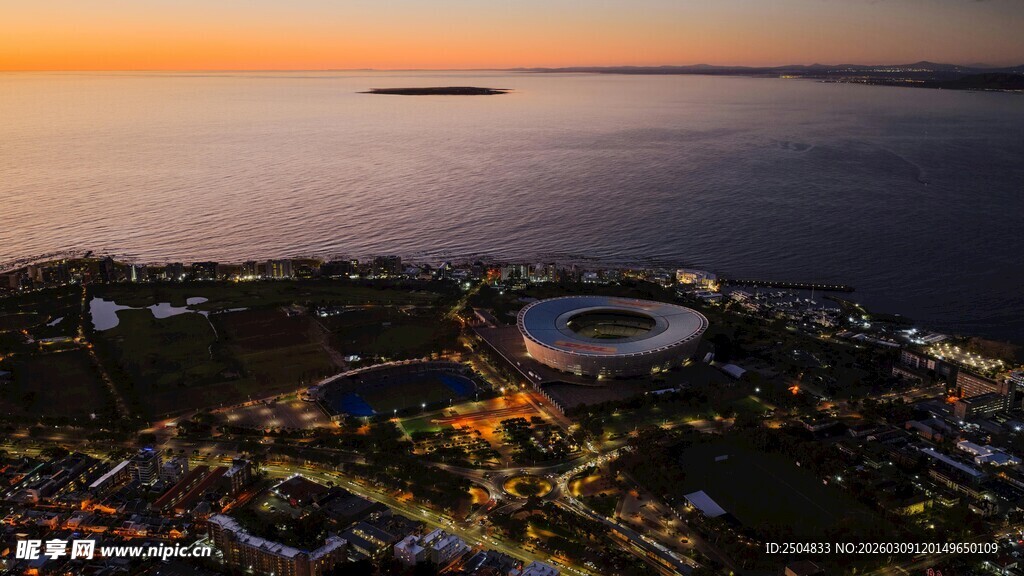 湖畔城市日落全景