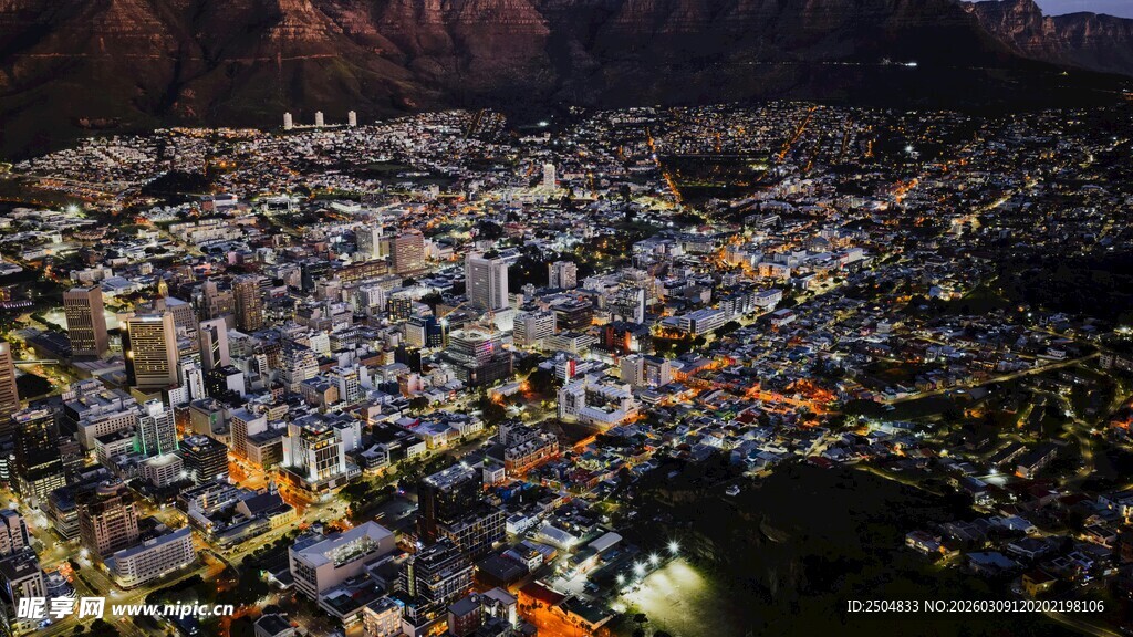 俯瞰璀璨夜色中的繁华都市