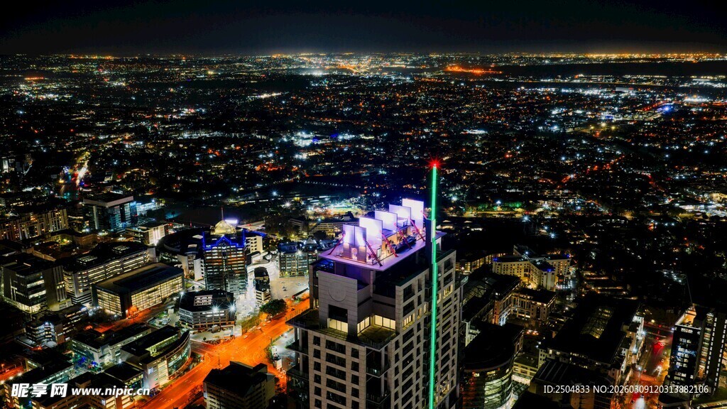 城市璀璨夜景俯瞰图
