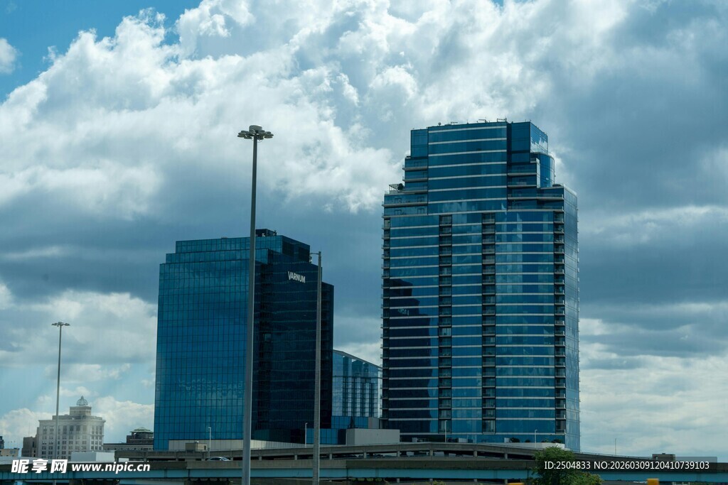 城市高楼耸立的天际线