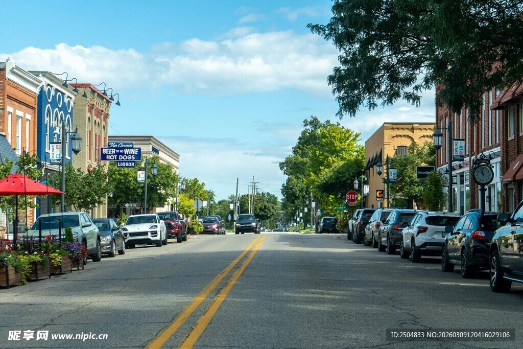 小镇街道的宁静日常