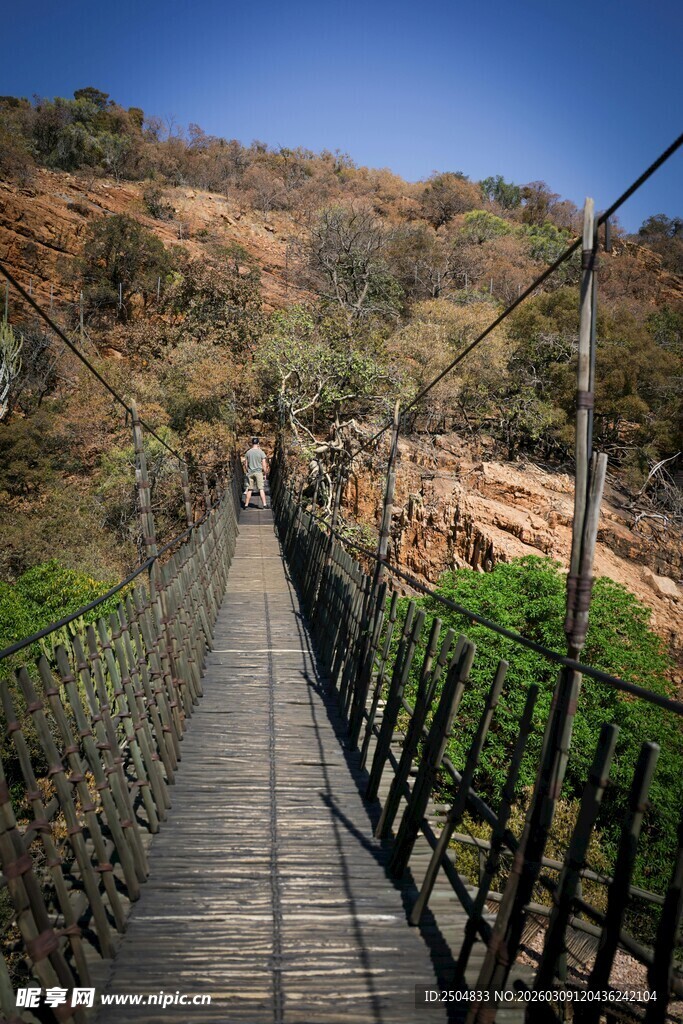 山间铁索桥 秋景伴蓝天