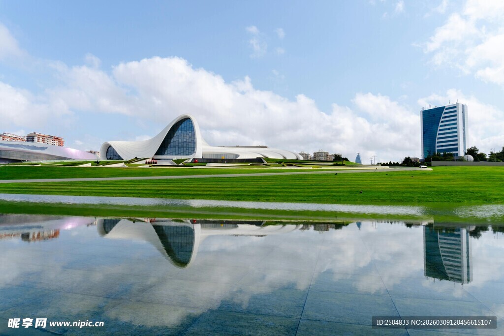 城市湖畔美景倒映如画