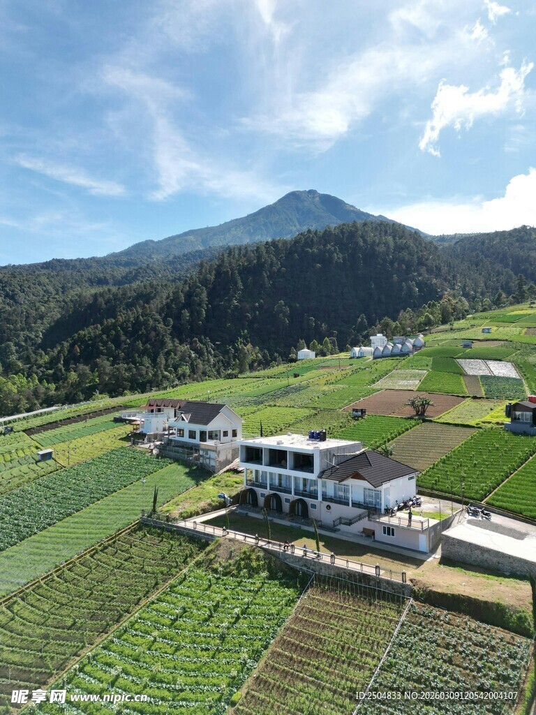 田园山间的静谧村落