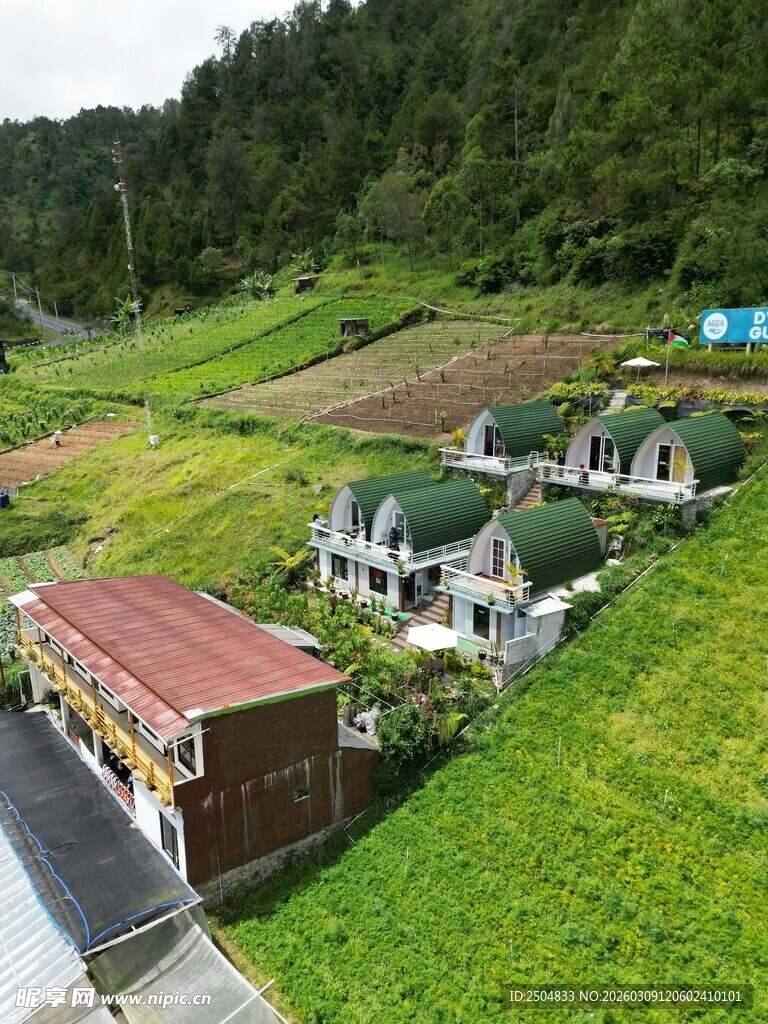 山间绿景中的特色小屋