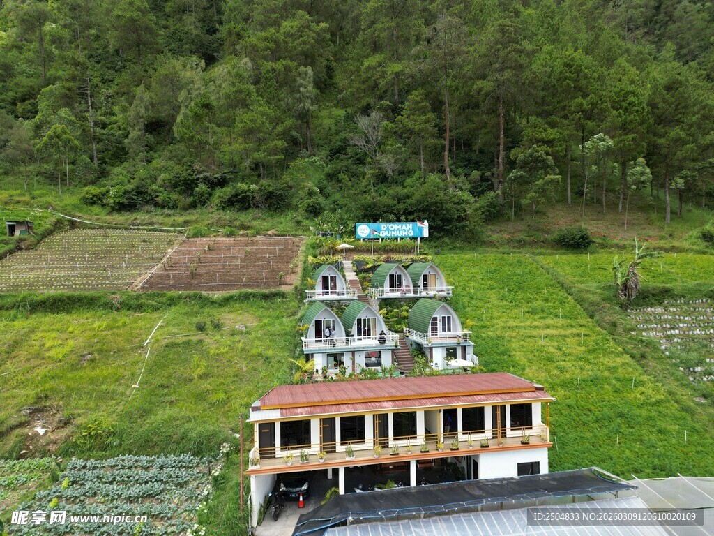 乡村田园中的特色建筑群