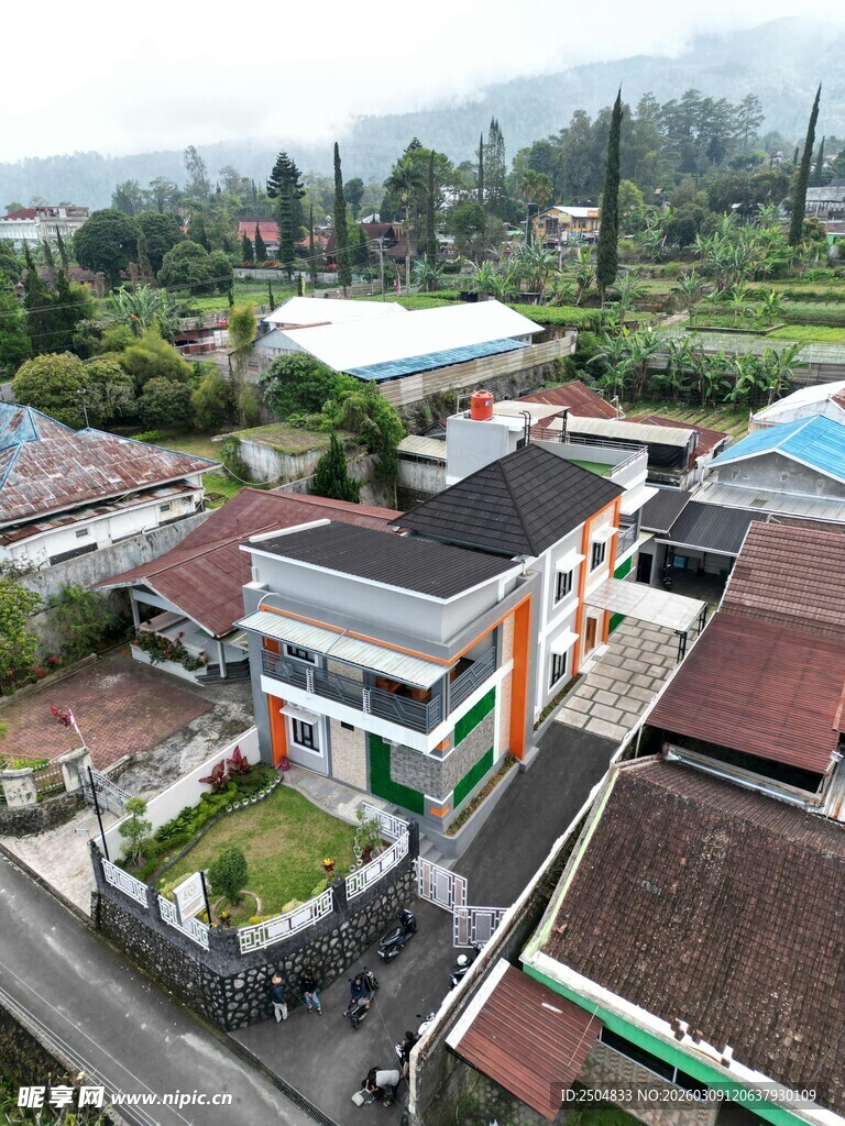 俯瞰彩色屋顶的小镇建筑