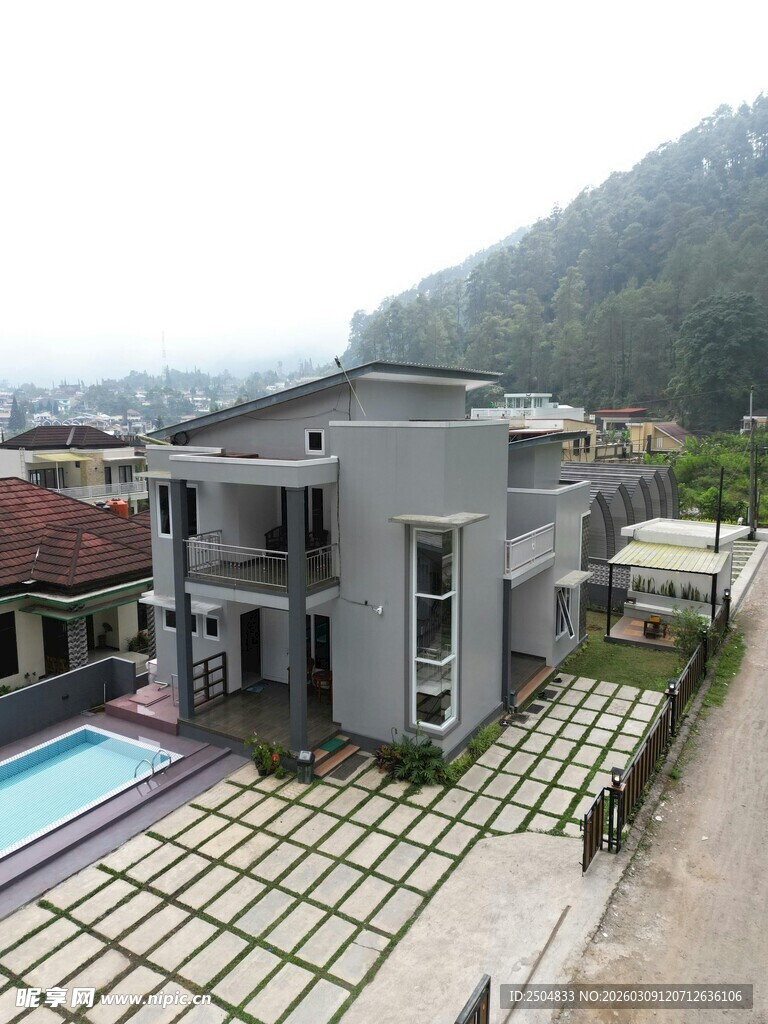 现代别墅与户外泳池景观