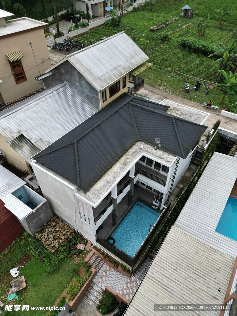 现代风格带泳池的住宅