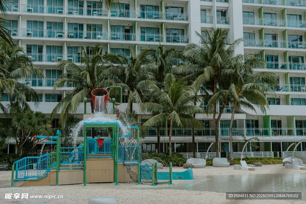 海滨公寓旁的儿童 乐设施