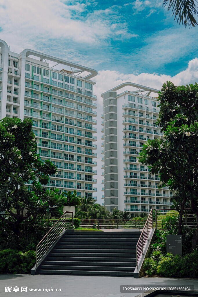 现代高层住宅与绿植景观