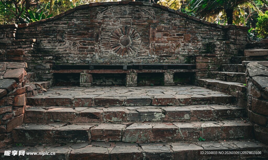 古老石阶与石墙景观