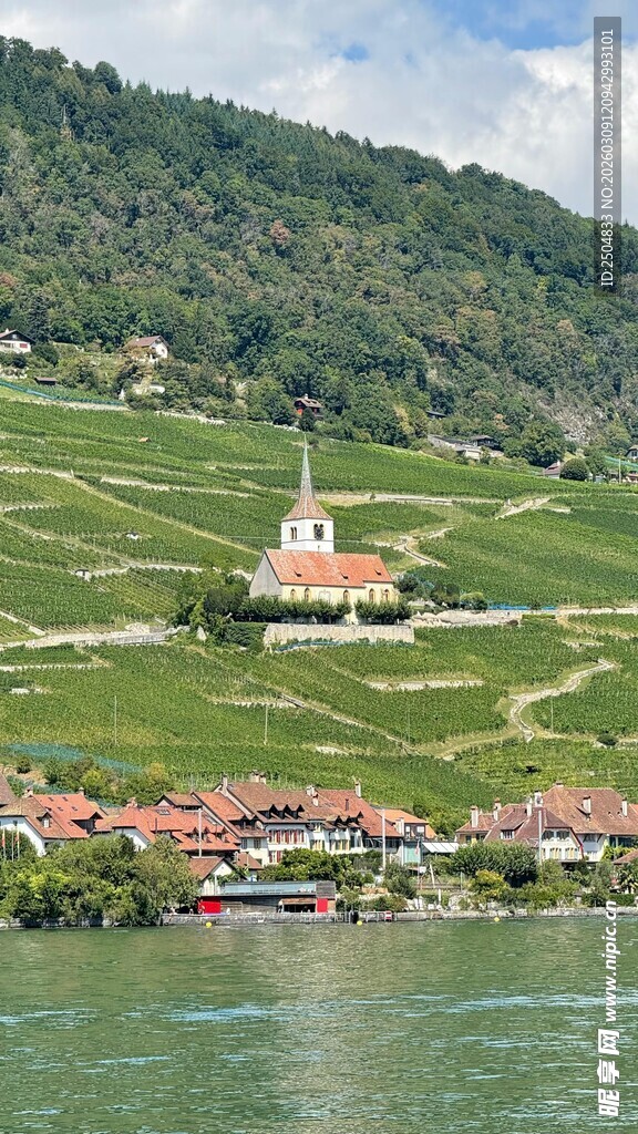 湖畔山坡上的美丽村庄