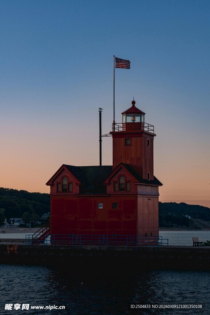 黄昏中的红色灯塔建筑