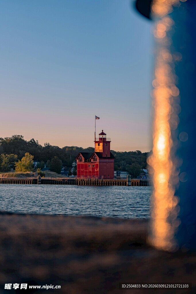 黄昏下的海边红色灯塔