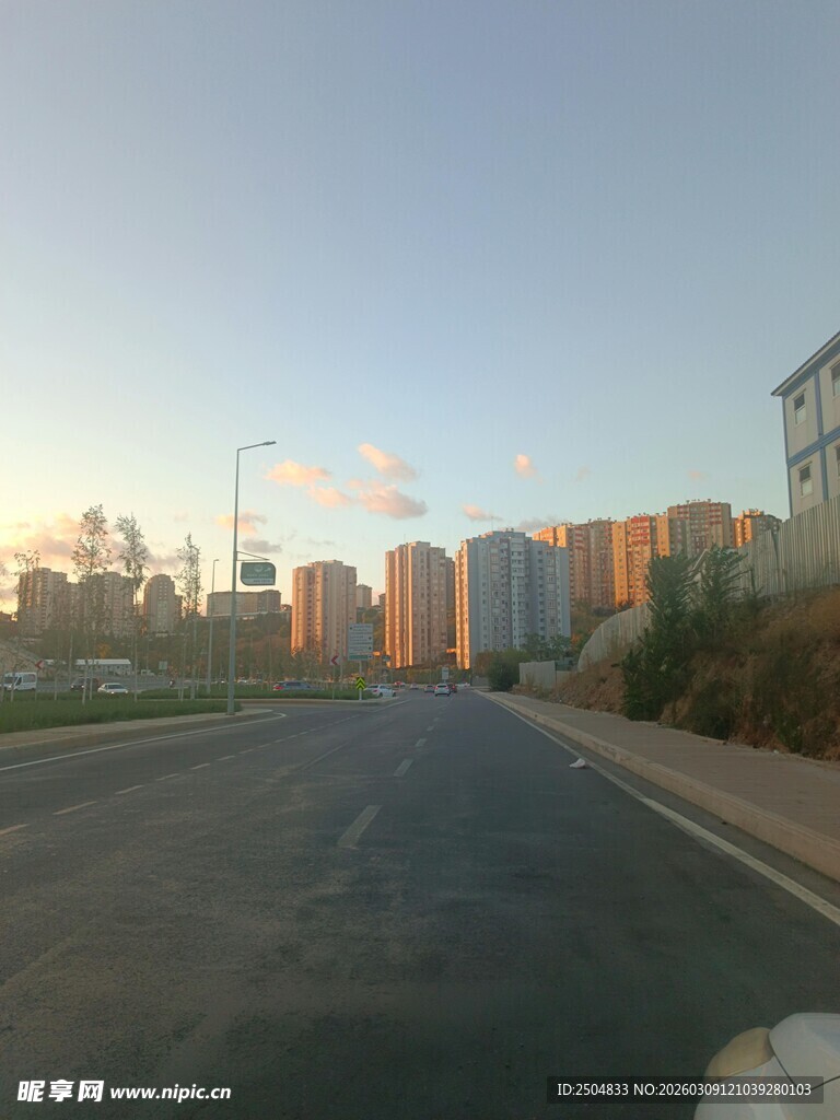黄昏下的城市道路景观