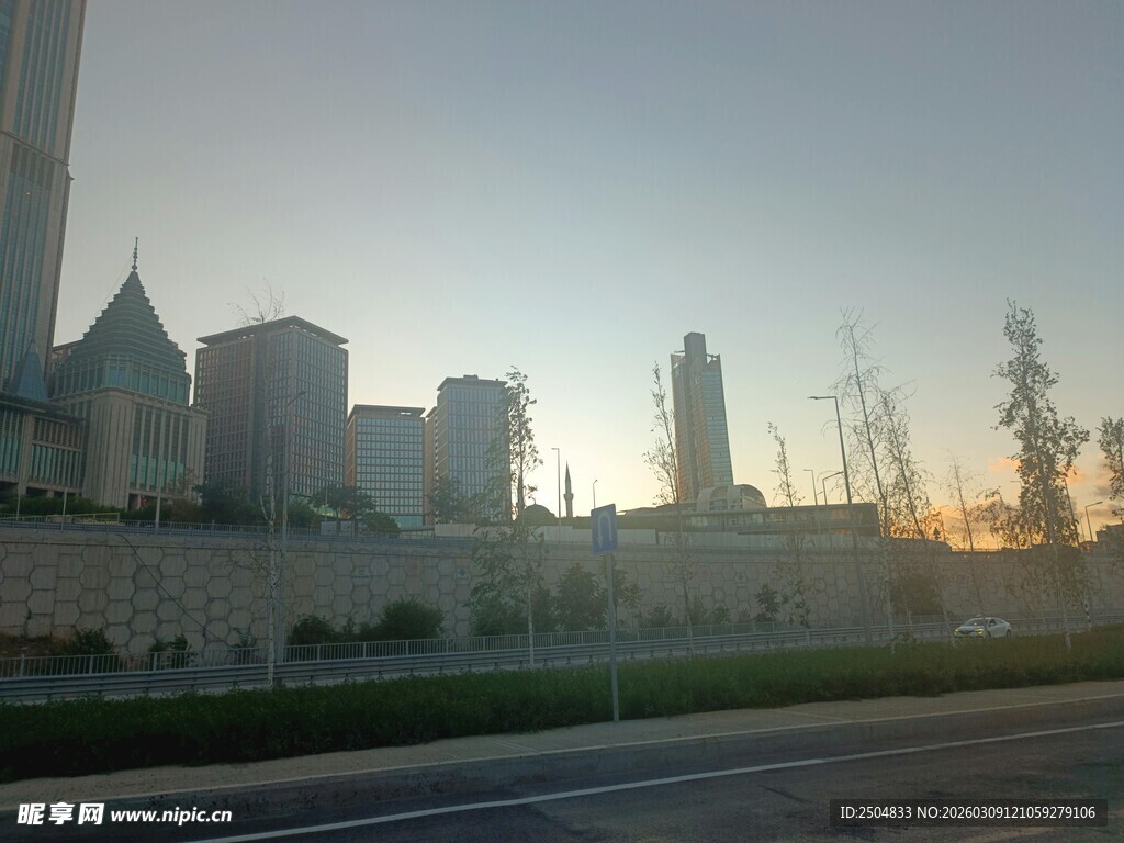 城市晨曦中的建筑与道路