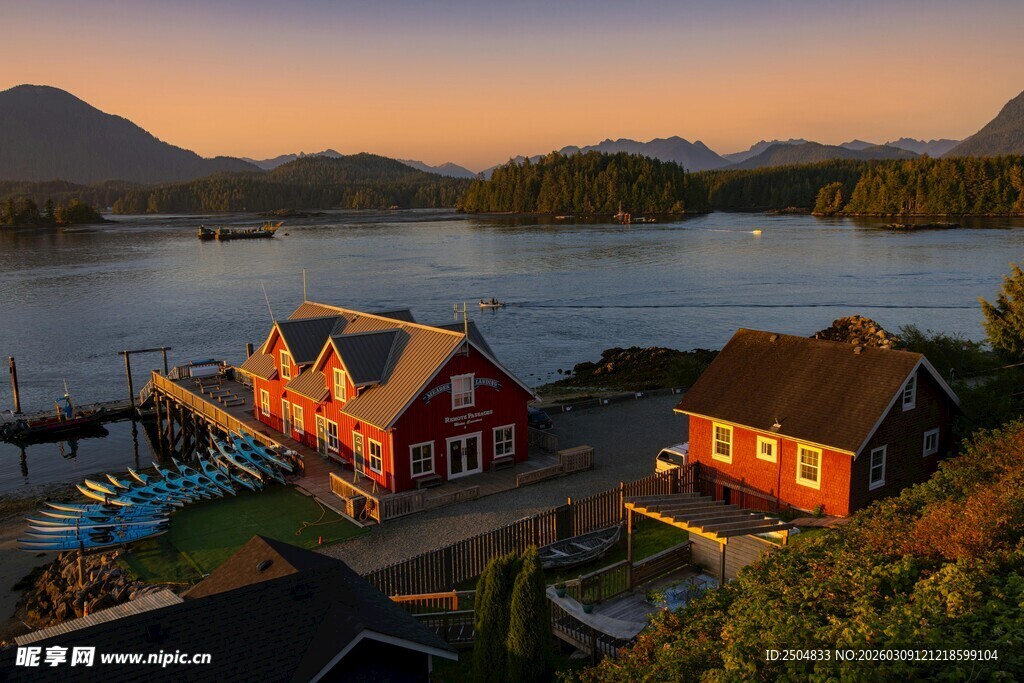 湖畔红屋 夕阳下的宁静景致