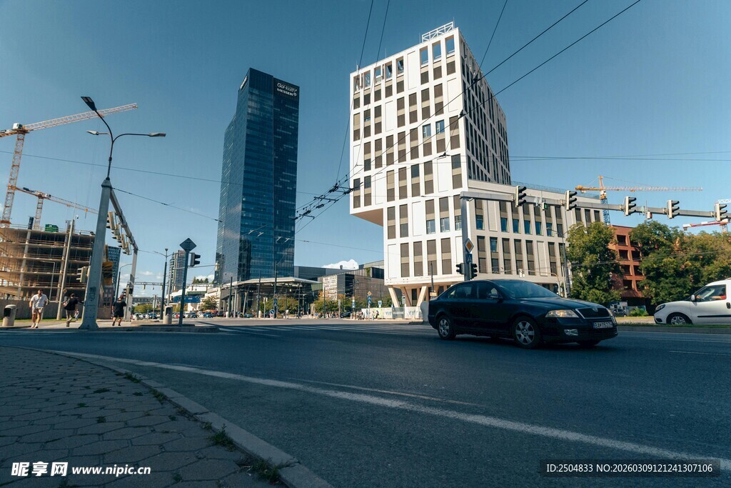 城市街景中的现代建筑