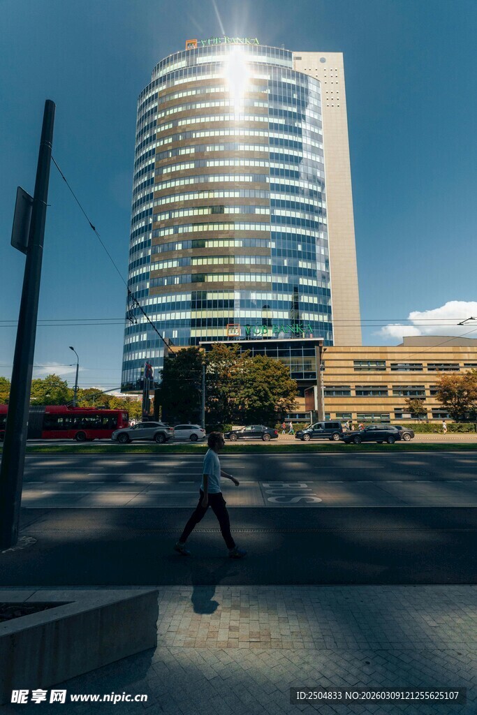 现代摩天大楼下的行人身影