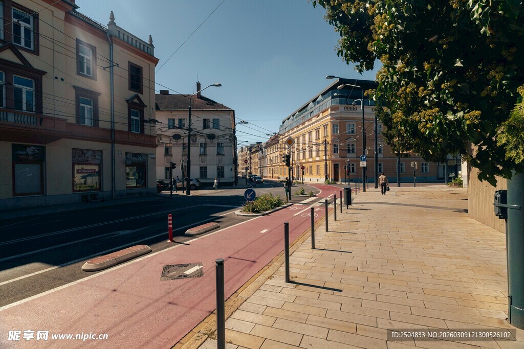 宁静街道的欧式建筑风景