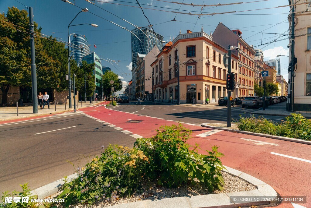 城市街道旁的多彩建筑景观