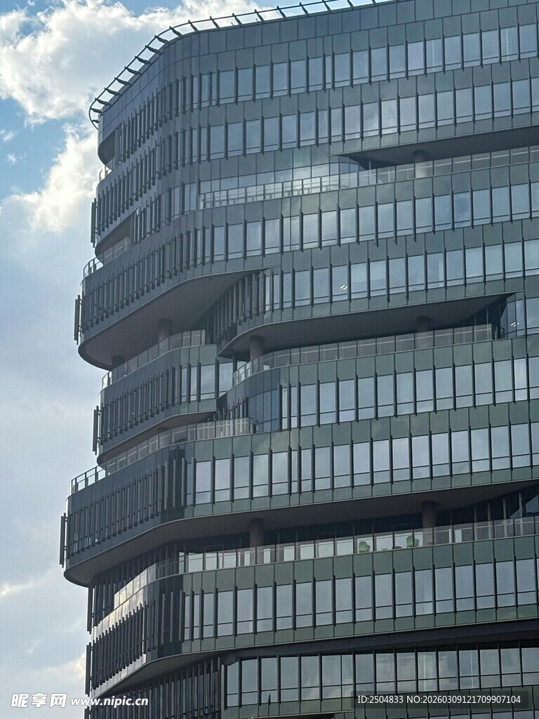 现代独特造型的高层大厦