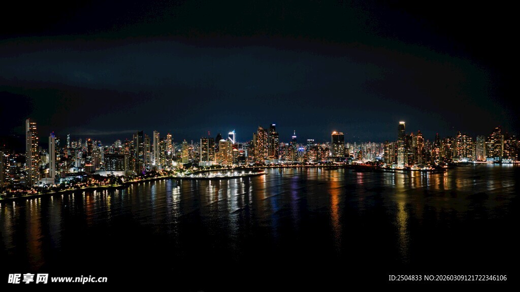 城市夜景倒映在平静湖面