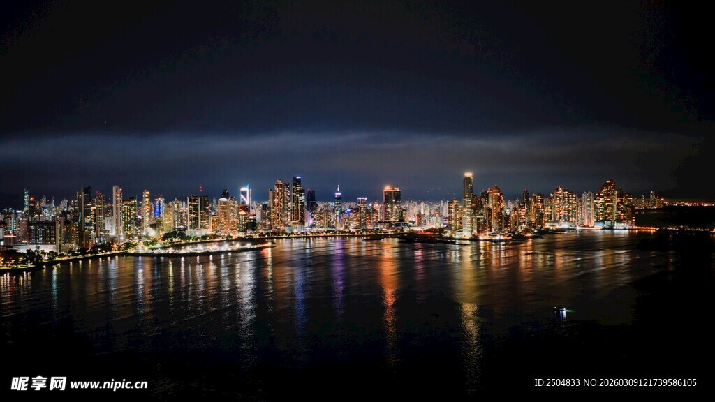 城市夜景 璀璨灯火映水面